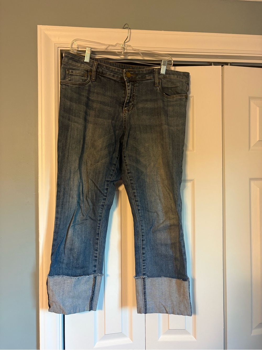 Kut from the Kloth Washed Blue Cropped Jeans with Cuffed Hem